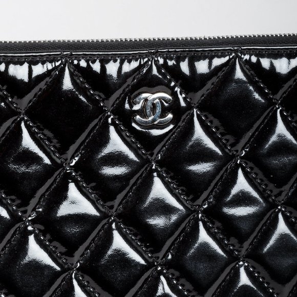 Chanel Quilted Black Patent Leather Large O Case - Picture 6 of 11